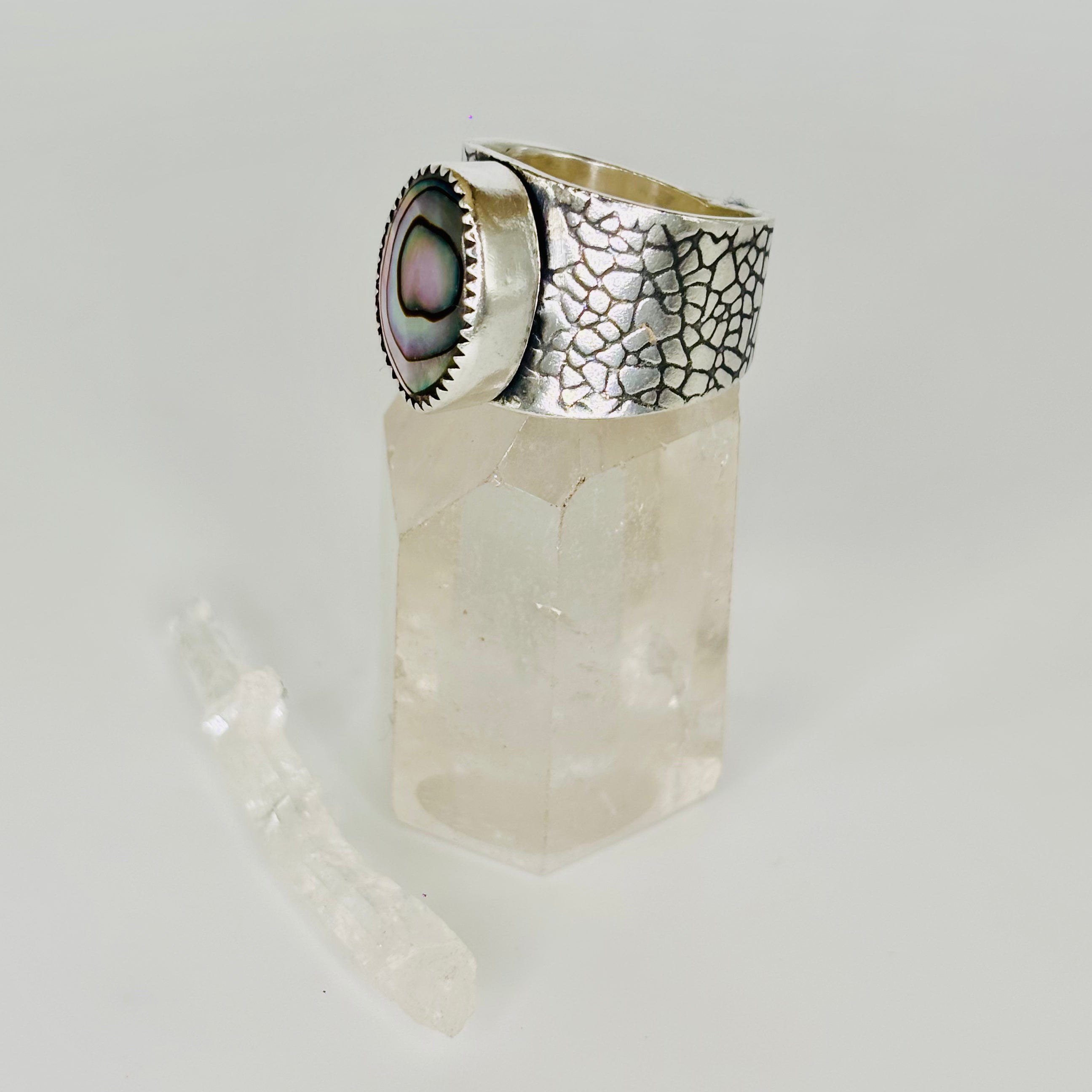 Anillo Artesanal Plata 950 con Ábalone Texturizado