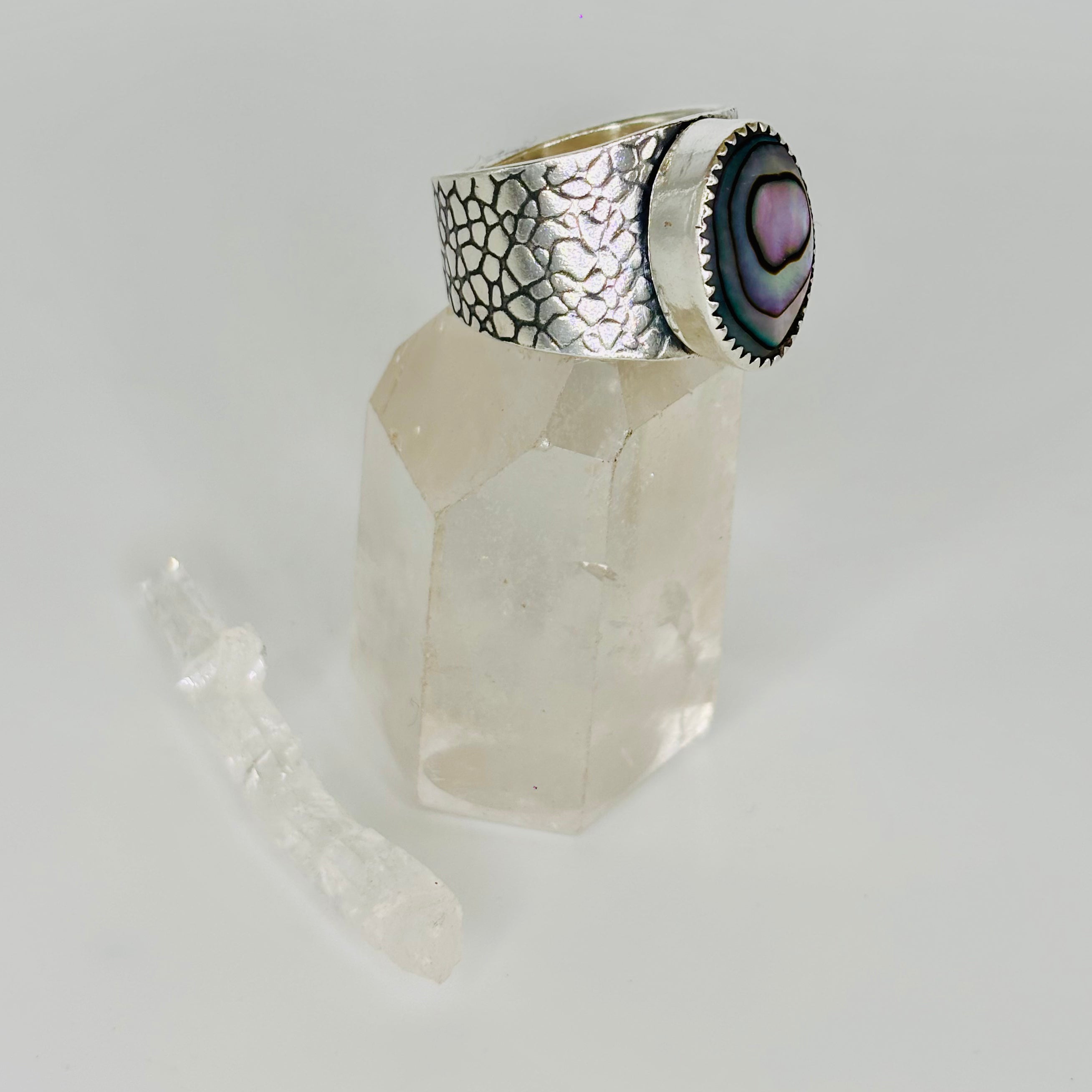Anillo Artesanal Plata 950 con Ábalone Texturizado