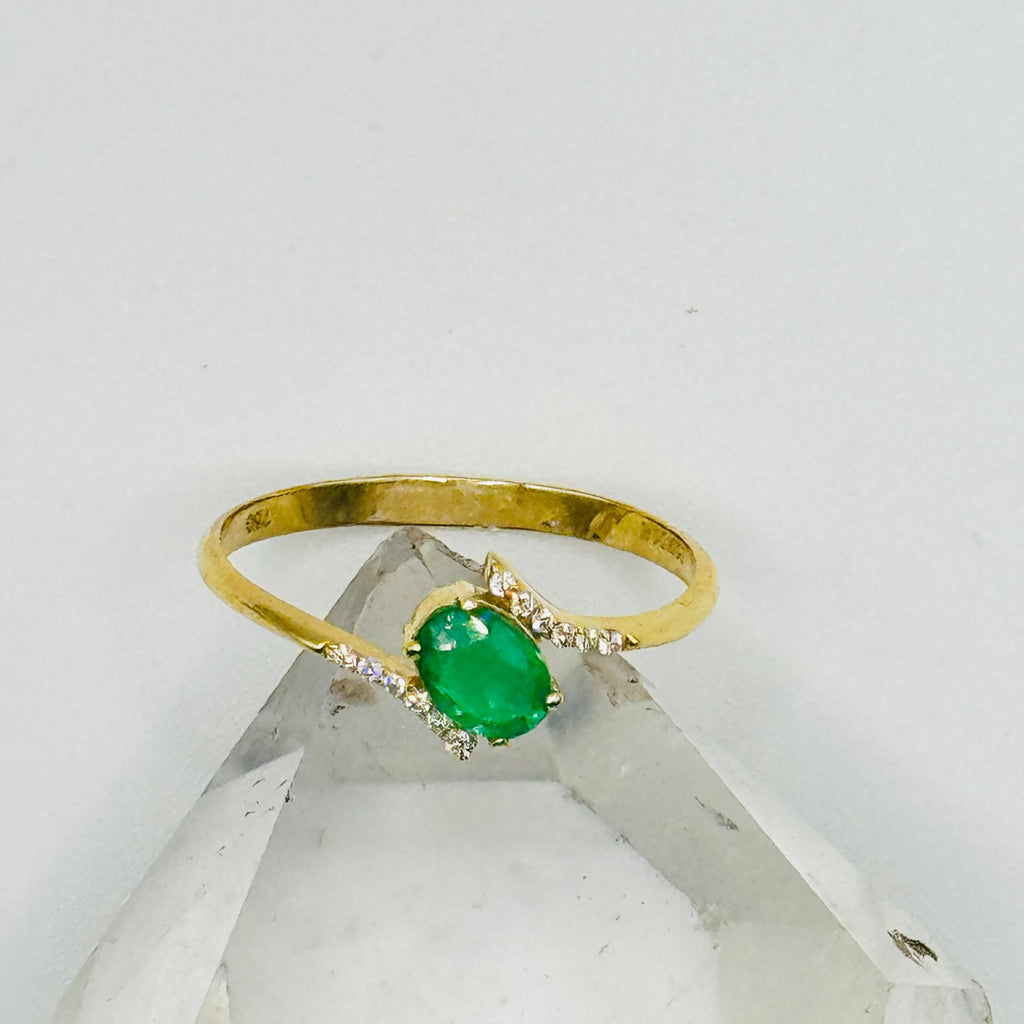 Anillo de esmeralda y diamantes certificados de oro de 18 quilates