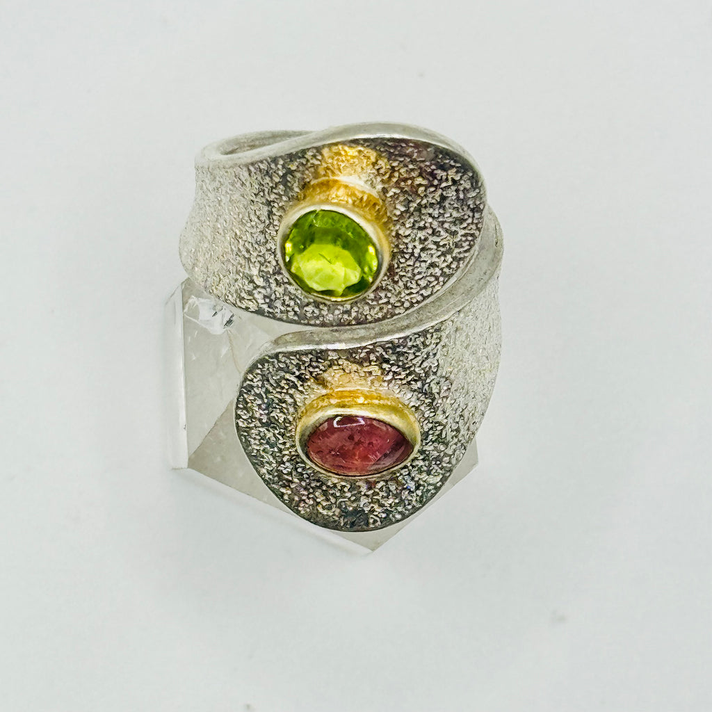 Anillo Texturizado Ajustable | Hecho a Mano en Plata Fina 950, Peridoto y Turmalina Rosa