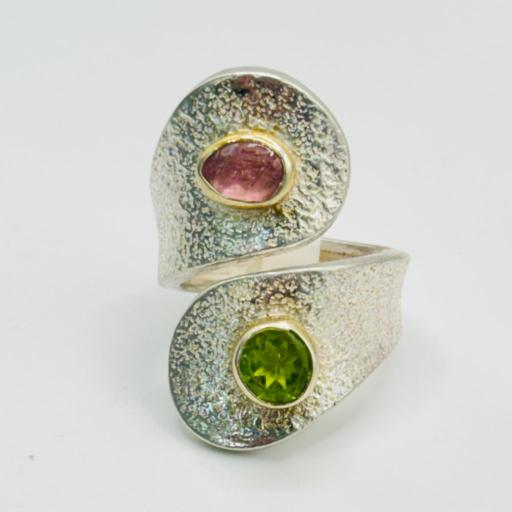 Anillo Texturizado Ajustable | Hecho a Mano en Plata Fina 950, Peridoto y Turmalina Rosa