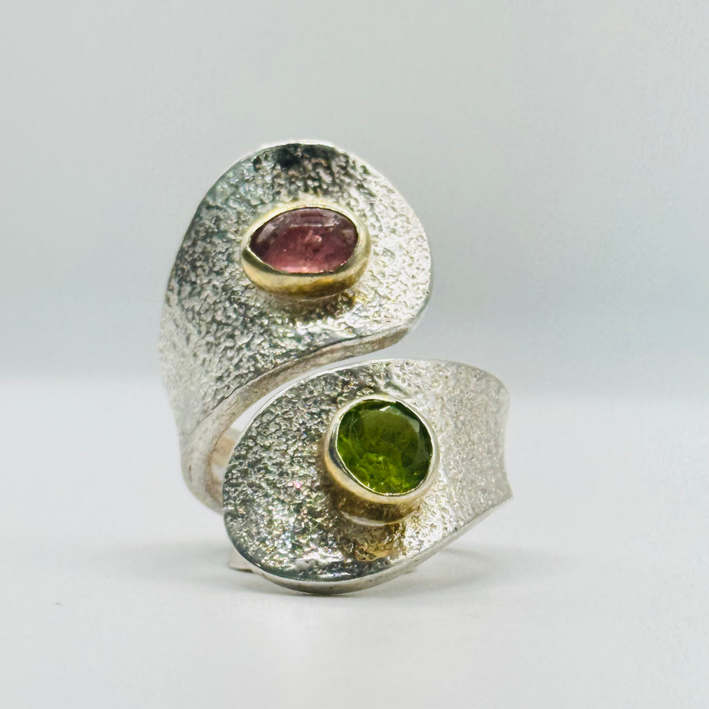 Anillo Texturizado Ajustable | Hecho a Mano en Plata Fina 950, Peridoto y Turmalina Rosa