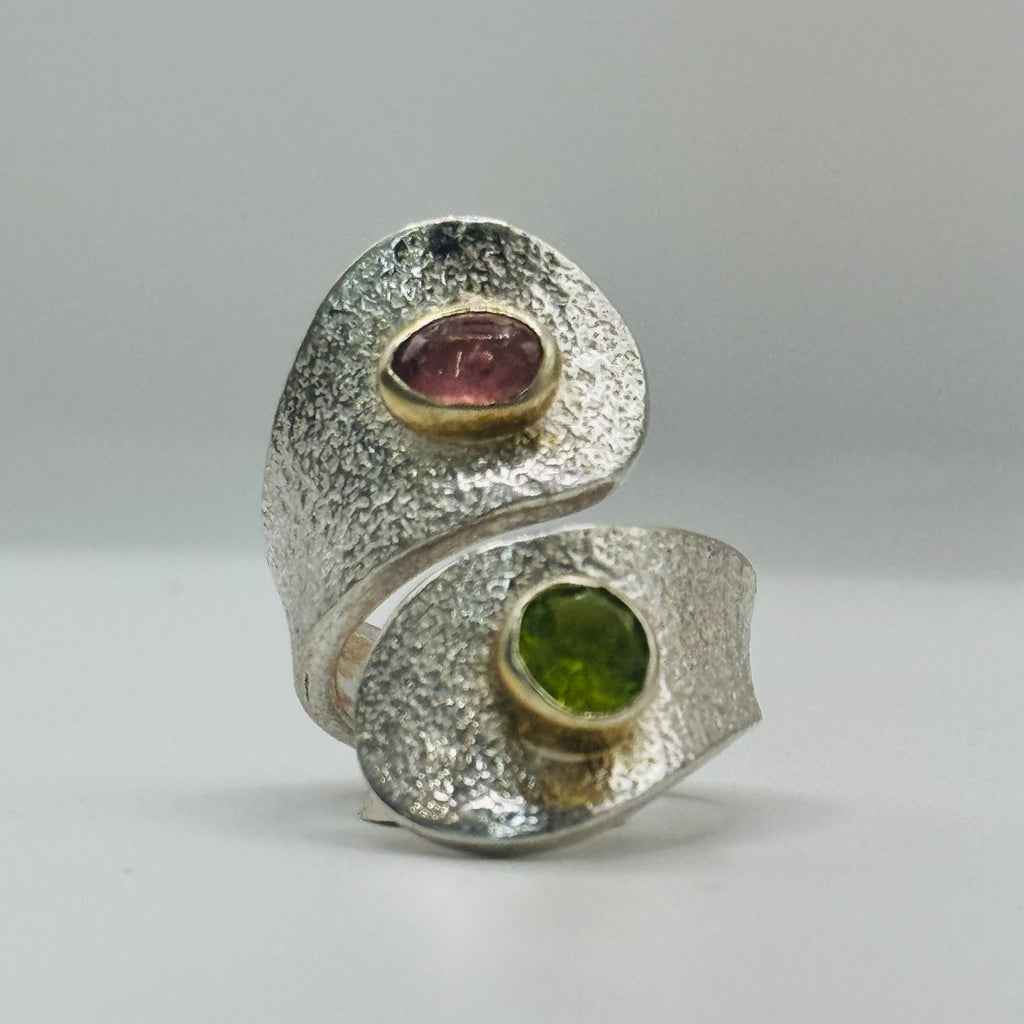 Anillo Texturizado Ajustable | Hecho a Mano en Plata Fina 950, Peridoto y Turmalina Rosa