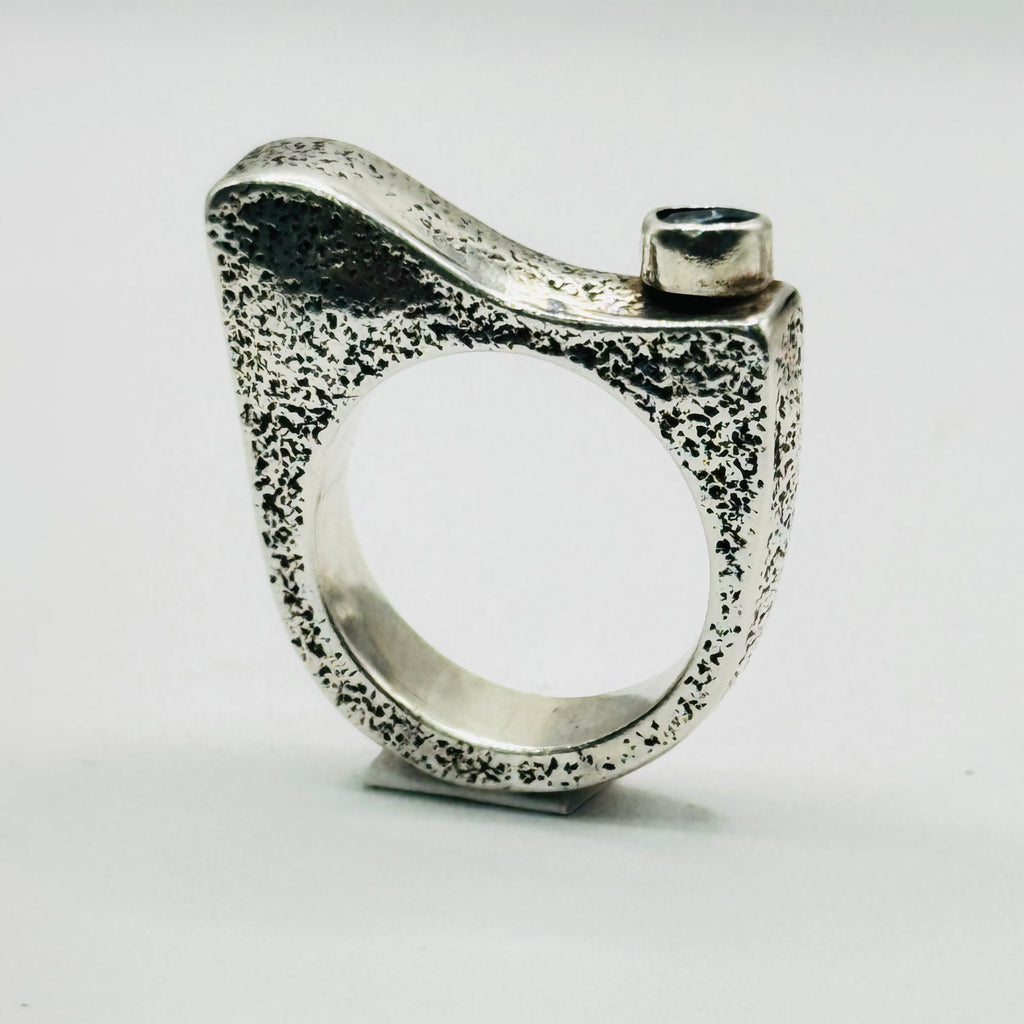 Anillo Textura Artística | Hecho a mano en Plata de Ley 950 y Topacio Azul — Talla 7