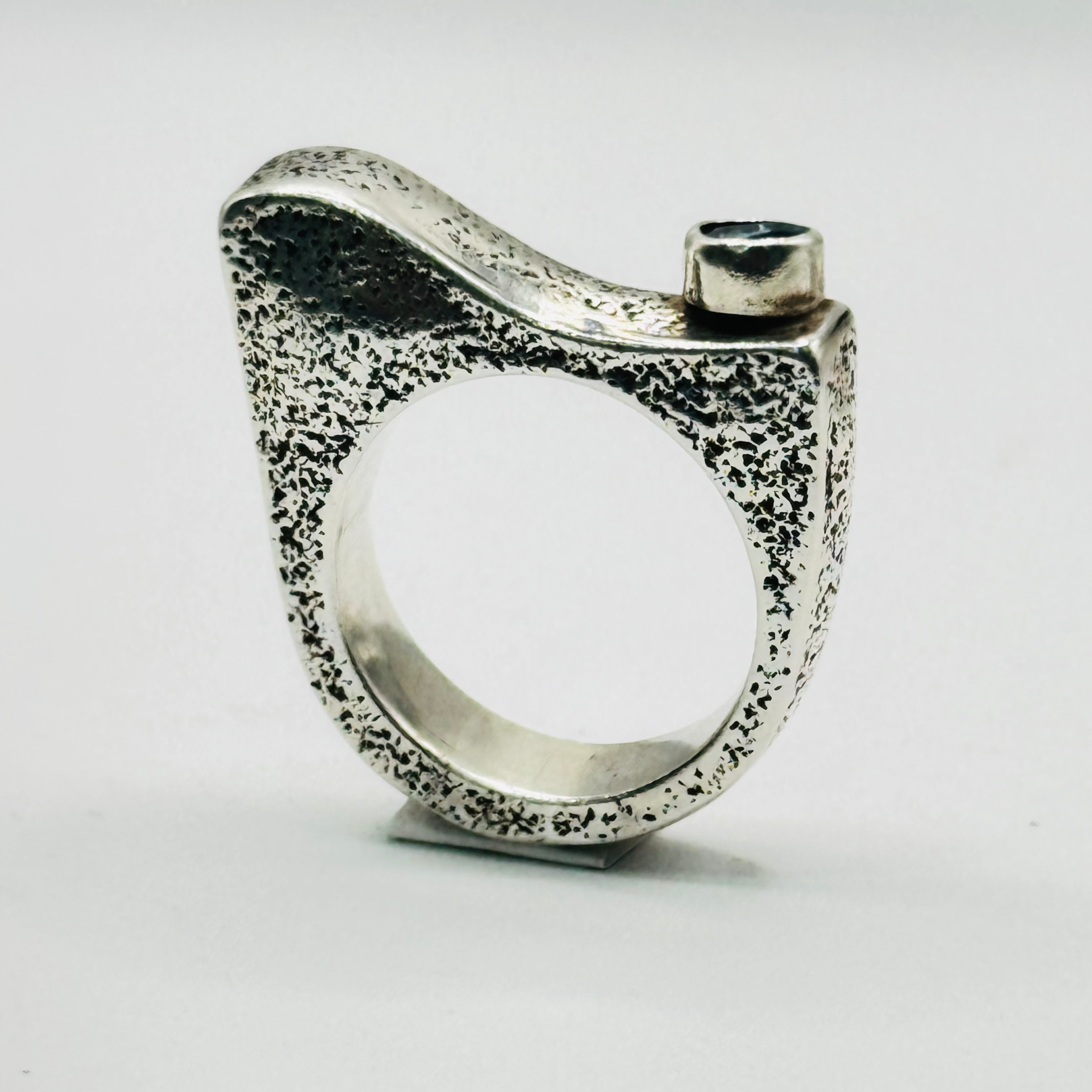 Anillo Textura Artística | Hecho a mano en Plata de Ley 950 y Topacio Azul — Talla 7