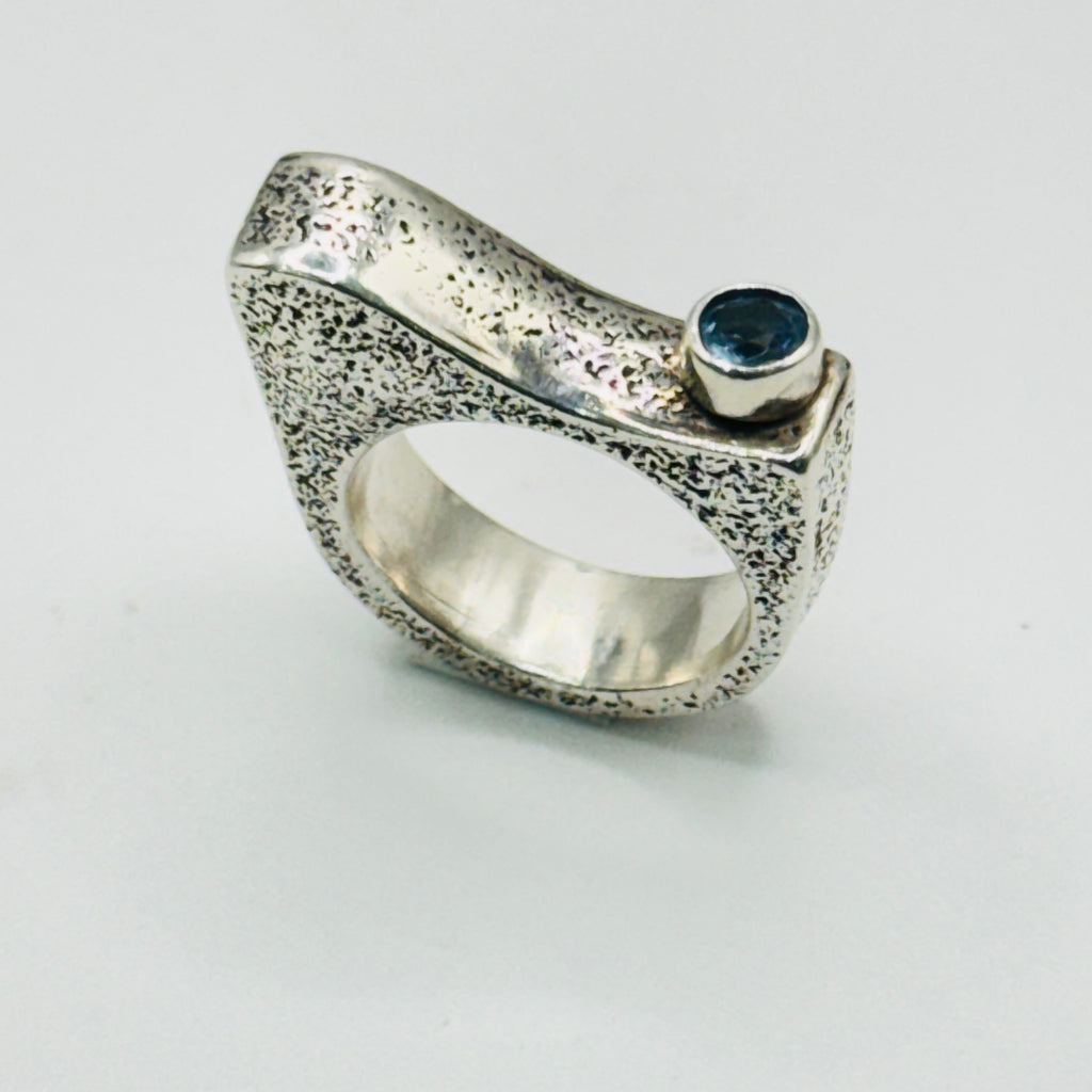 Anillo Textura Artística | Hecho a mano en Plata de Ley 950 y Topacio Azul — Talla 7