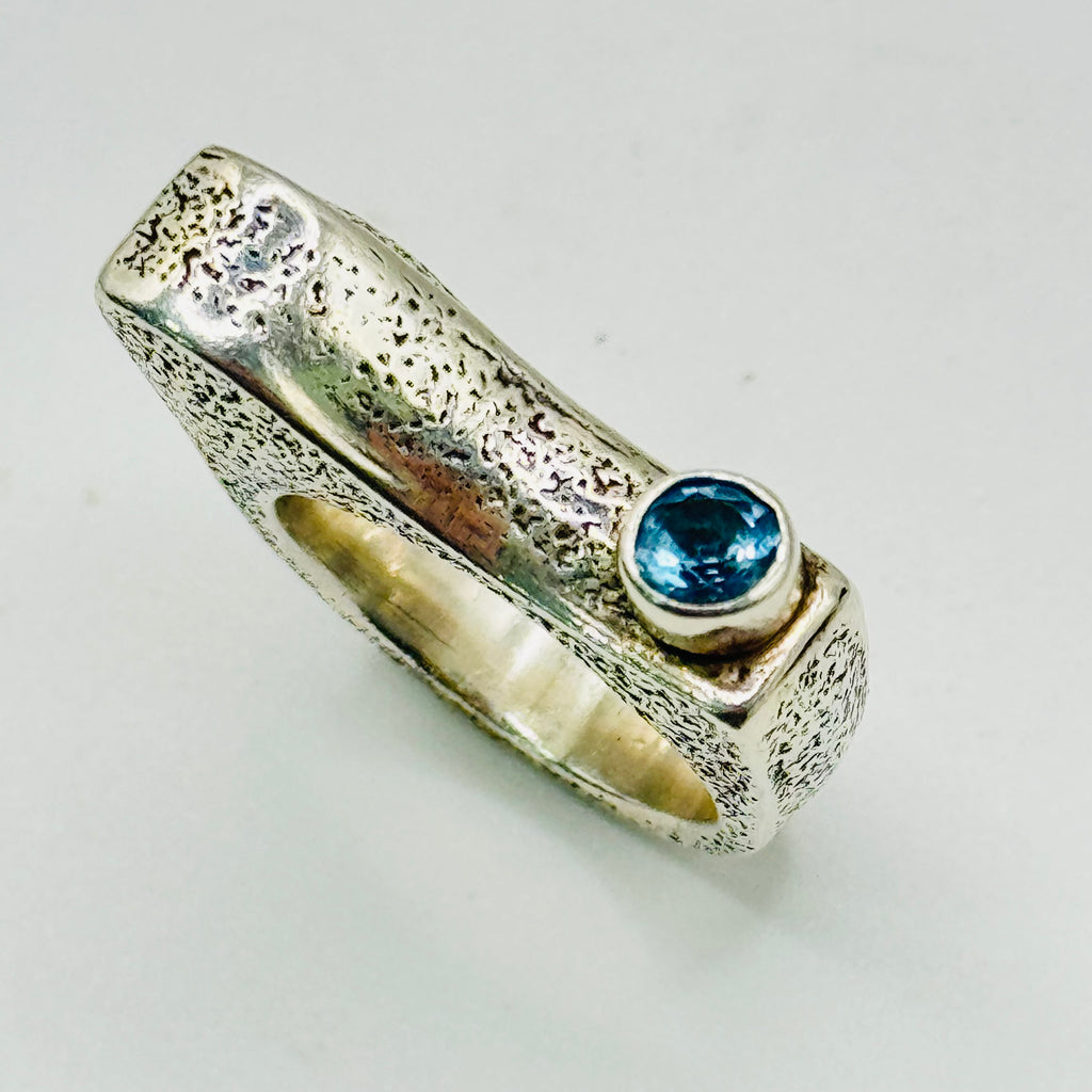 Anillo Textura Artística | Hecho a mano en Plata de Ley 950 y Topacio Azul — Talla 7