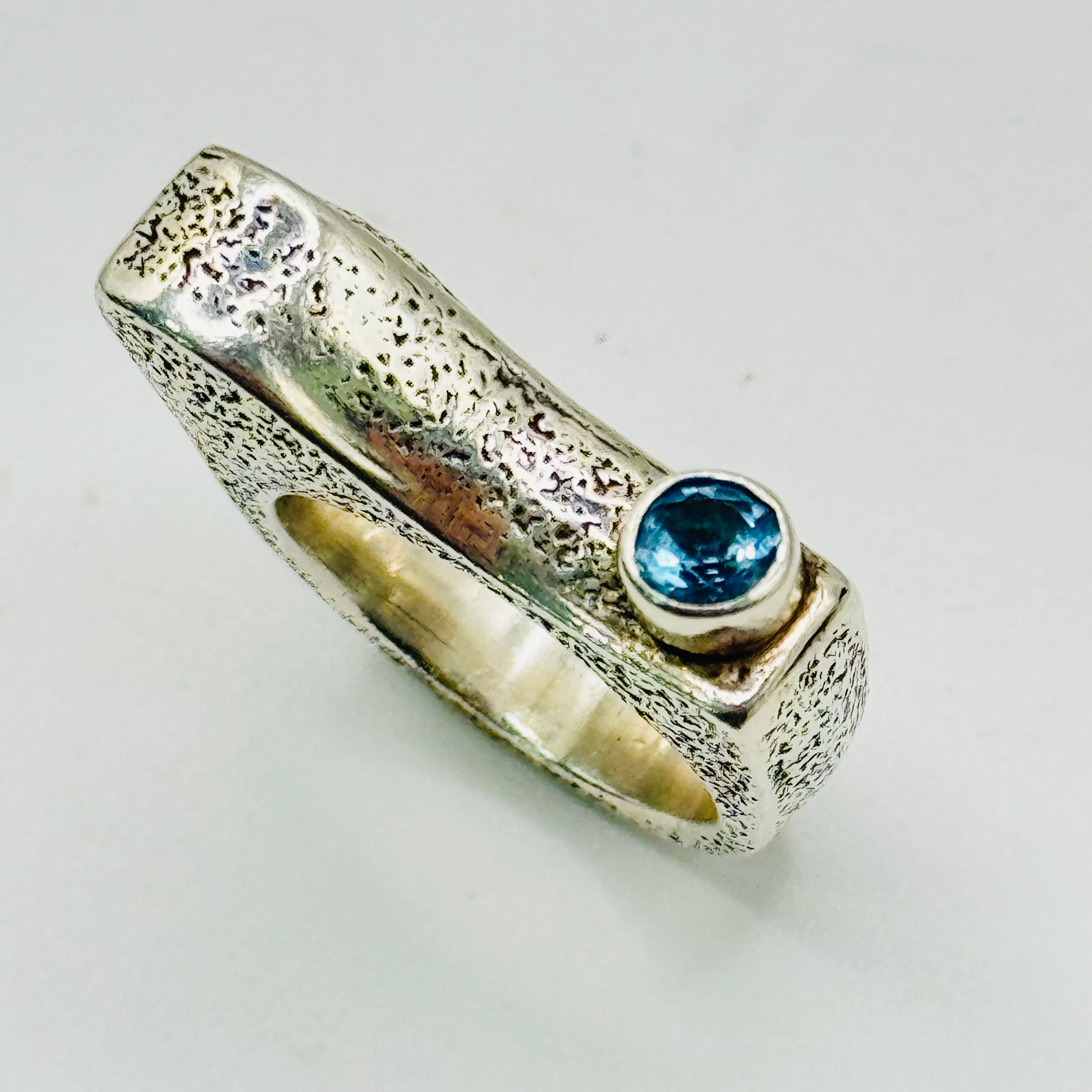 Anillo Textura Artística | Hecho a mano en Plata de Ley 950 y Topacio Azul — Talla 7