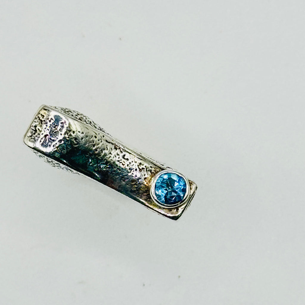 Anillo Textura Artística | Hecho a mano en Plata de Ley 950 y Topacio Azul — Talla 7