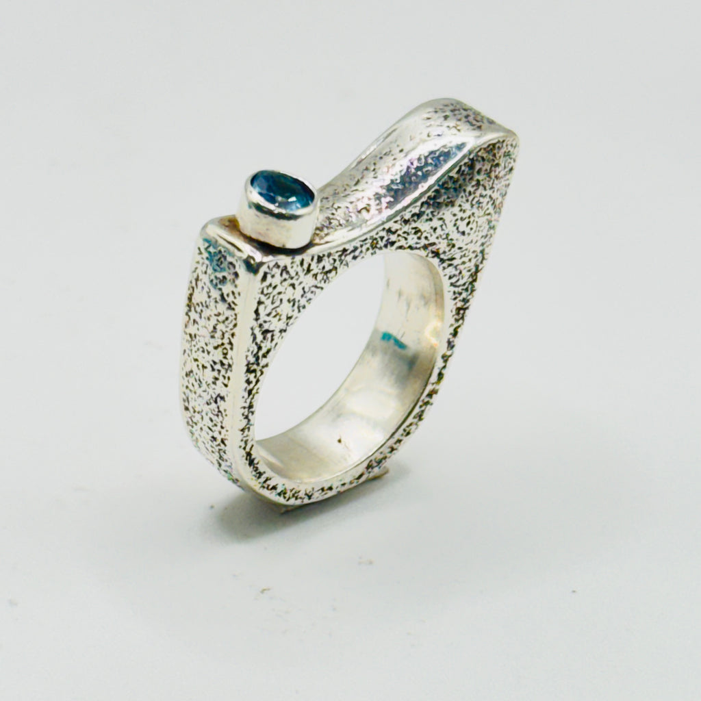 Anillo Textura Artística | Hecho a mano en Plata de Ley 950 y Topacio Azul — Talla 7