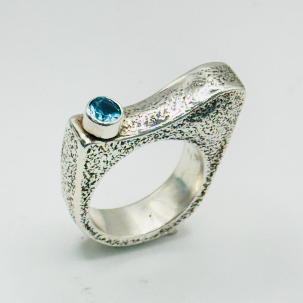 Anillo Textura Artística | Hecho a mano en Plata de Ley 950 y Topacio Azul — Talla 7