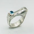 Anillo Textura Artística | Hecho a mano en Plata de Ley 950 y Topacio Azul — Talla 7