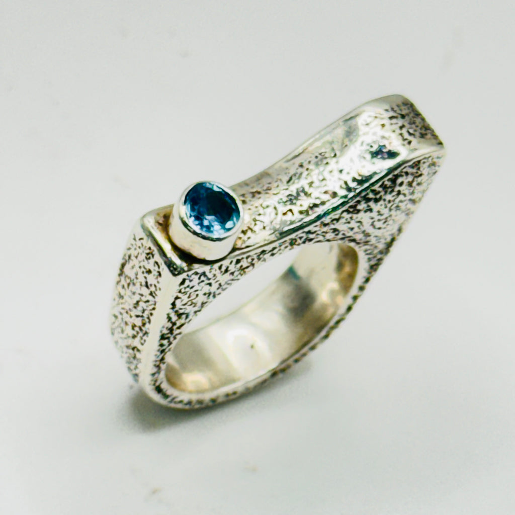 Anillo Textura Artística | Hecho a mano en Plata de Ley 950 y Topacio Azul — Talla 7