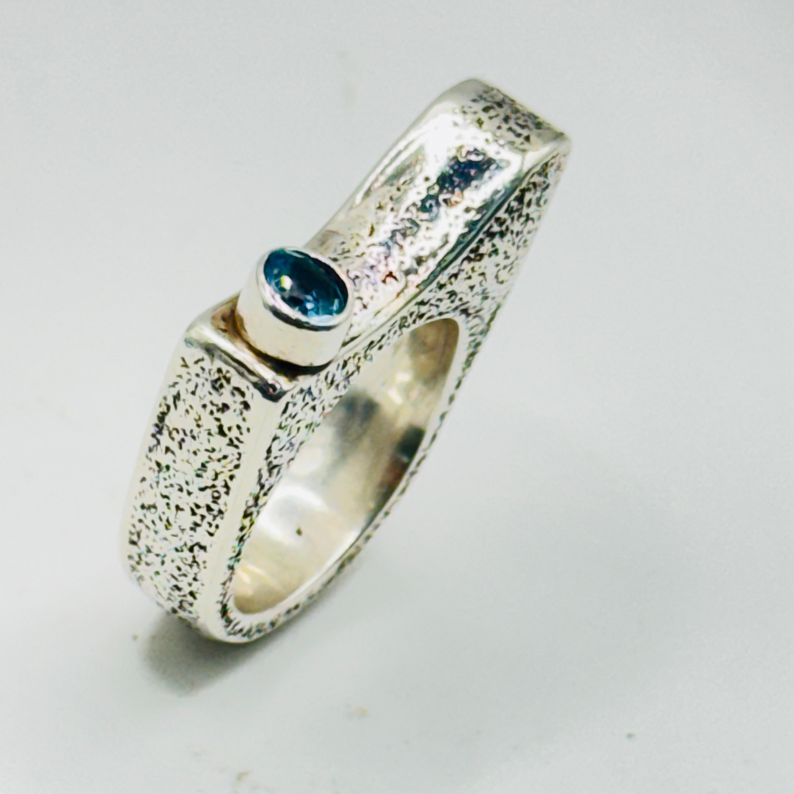 Anillo Textura Artística | Hecho a mano en Plata de Ley 950 y Topacio Azul — Talla 7