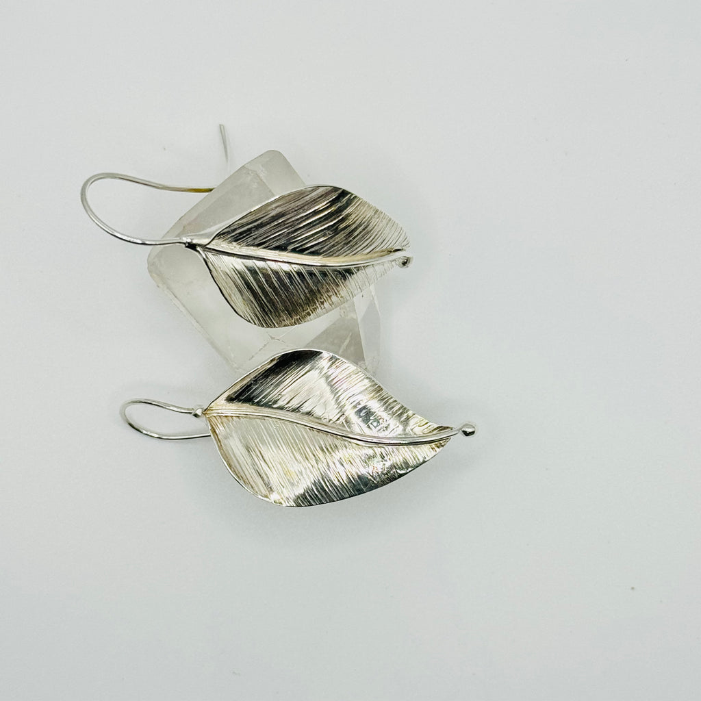 Pendientes largos texturizados de hoja de plata de ley 950 hechos a mano