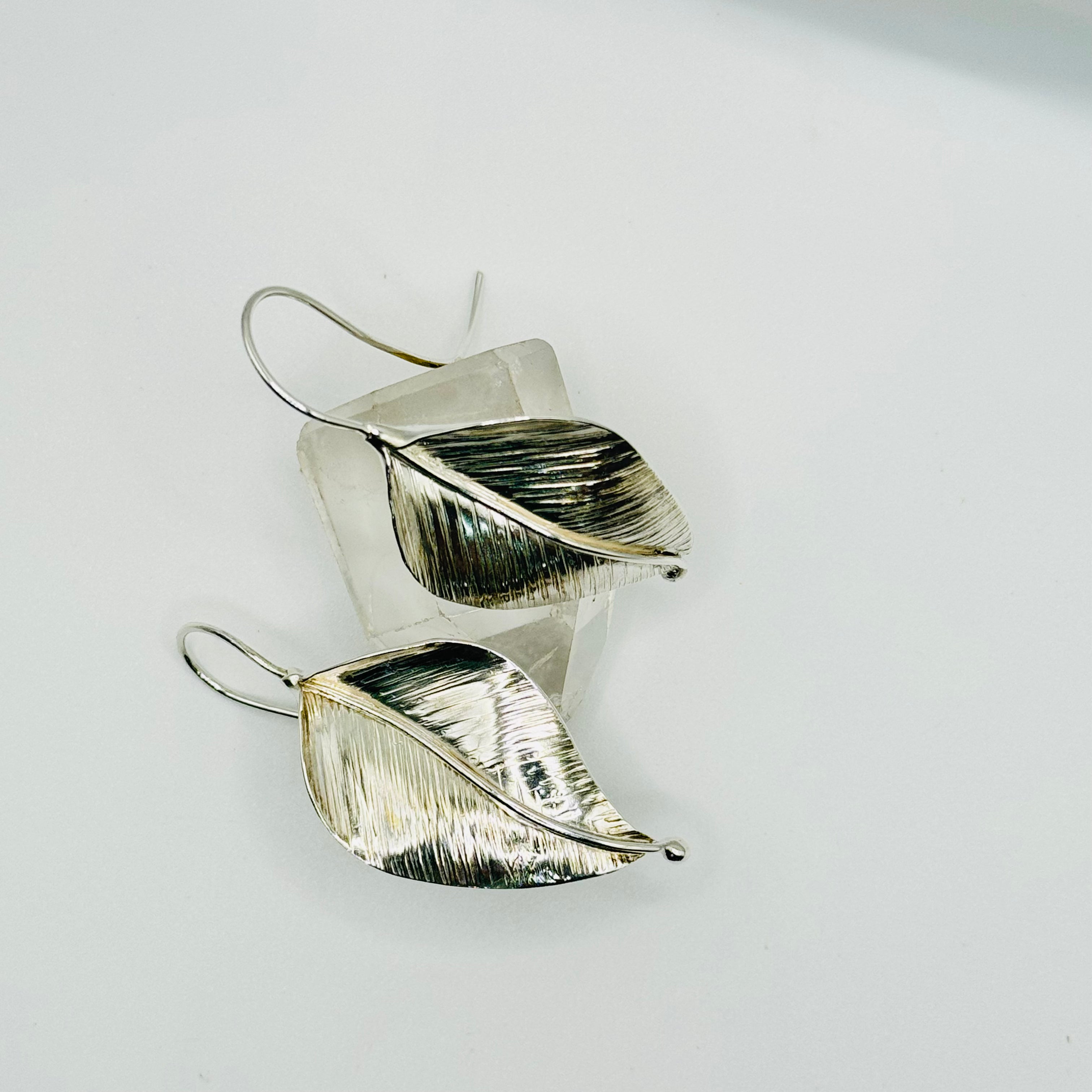 Pendientes largos texturizados de hoja de plata de ley 950 hechos a mano