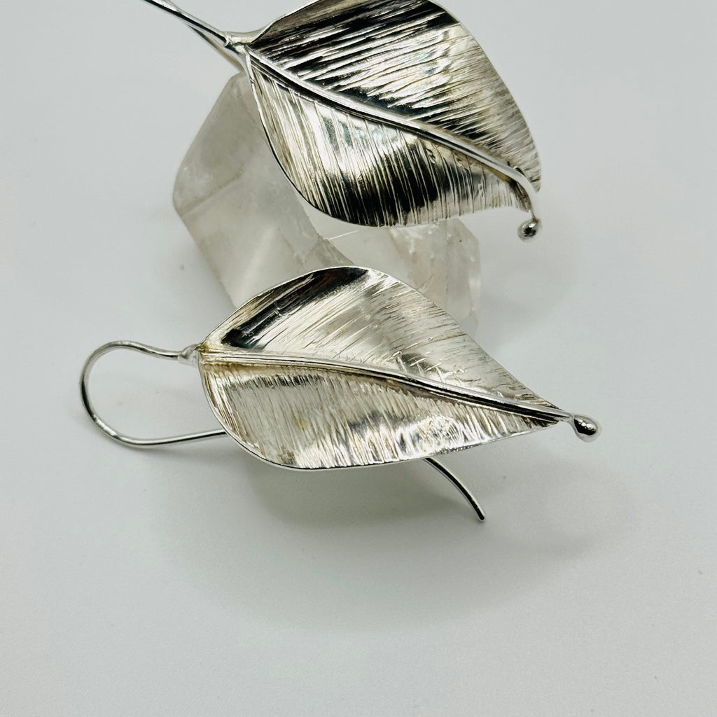 Pendientes largos texturizados de hoja de plata de ley 950 hechos a mano
