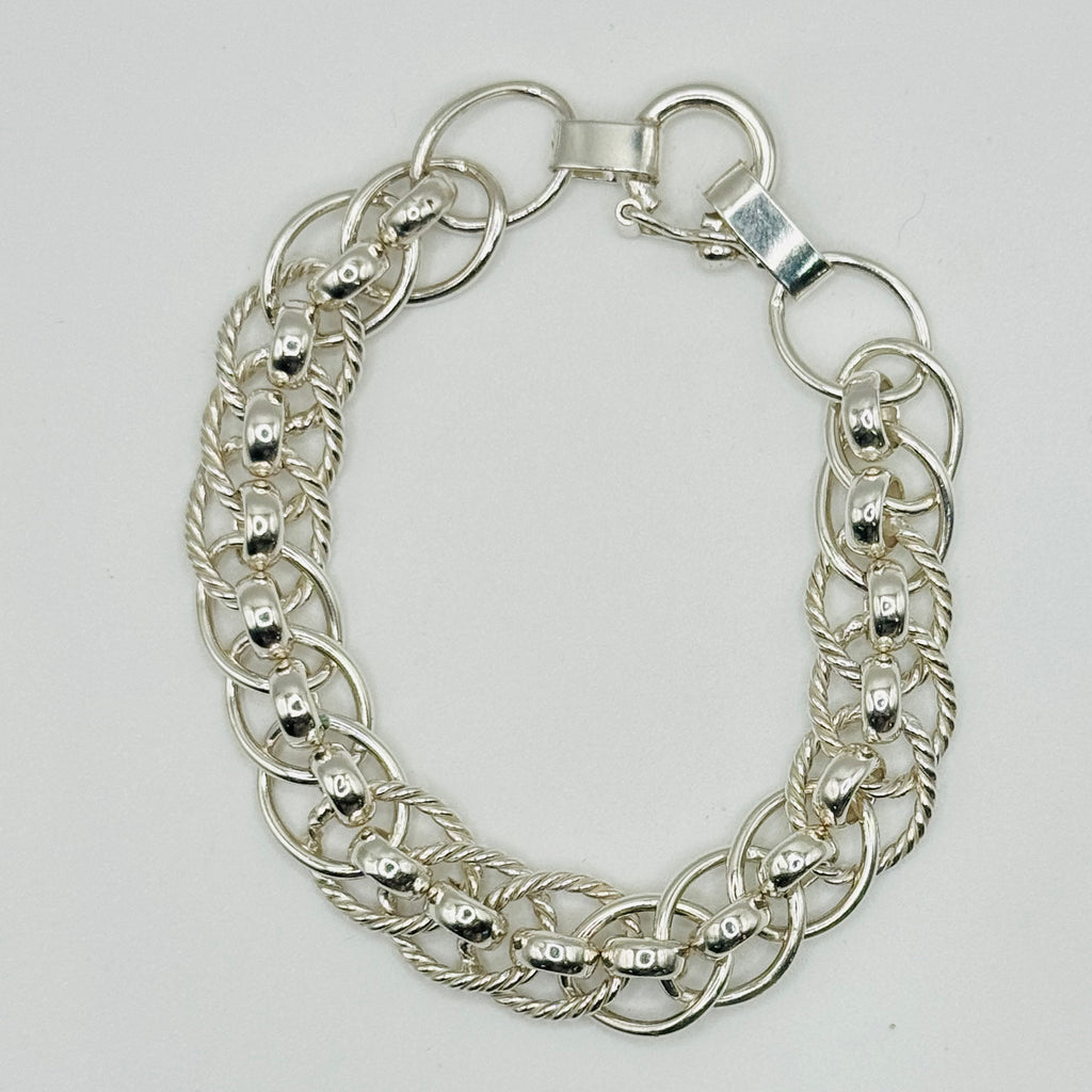 Pulsera texturizada hecha a mano de plata de ley 950