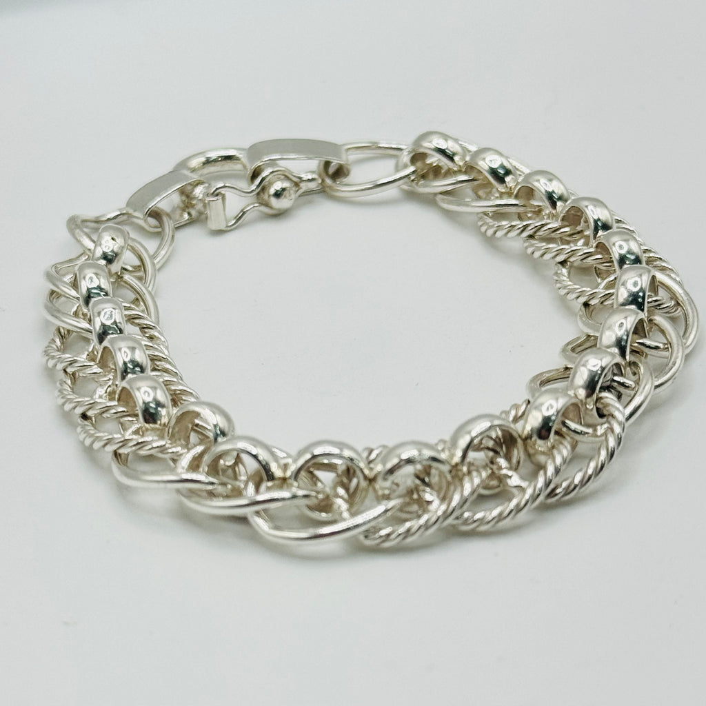 Pulsera texturizada hecha a mano de plata de ley 950