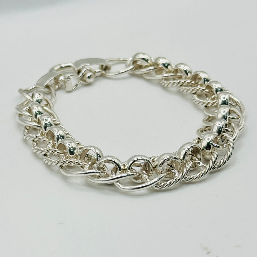 Pulsera texturizada hecha a mano de plata de ley 950