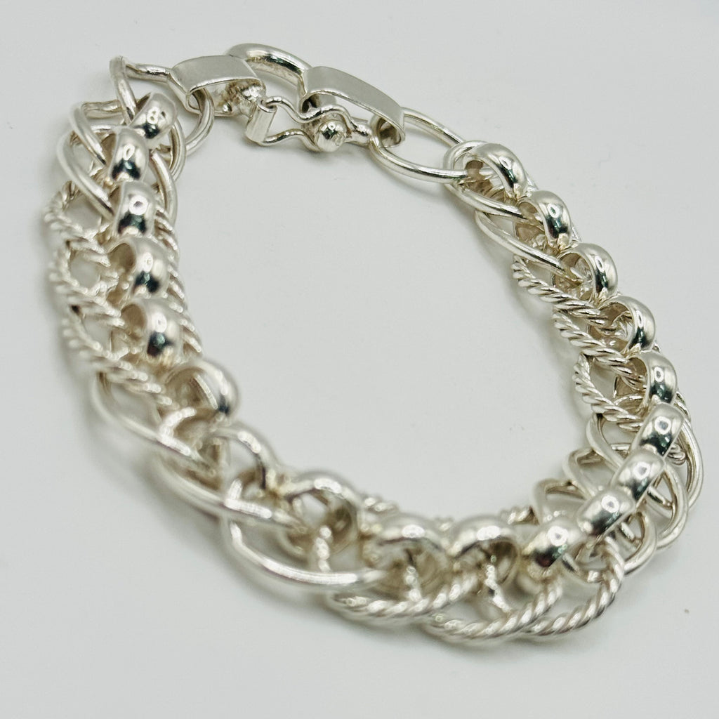 Pulsera texturizada hecha a mano de plata de ley 950