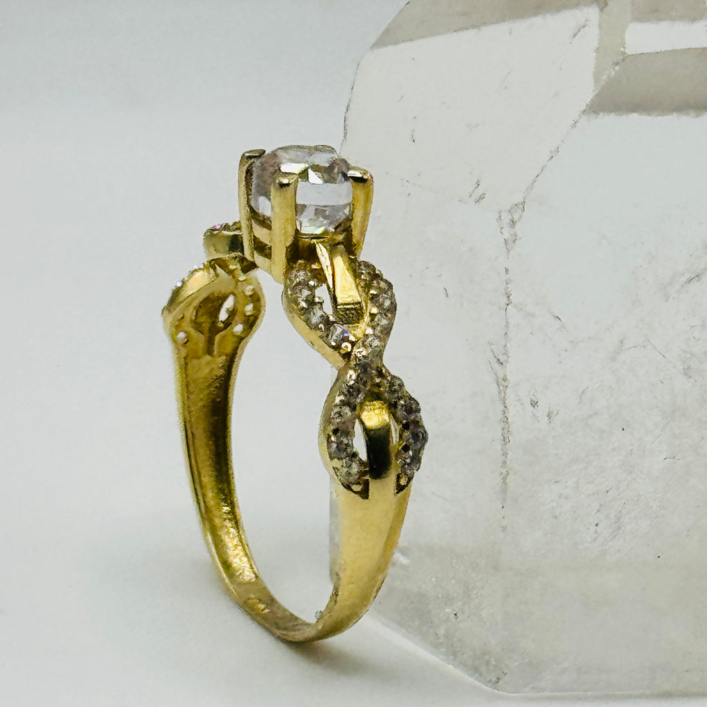 Anillo de oro de 10K con cristales de Swarovski y detalle de infinito - Talla 7