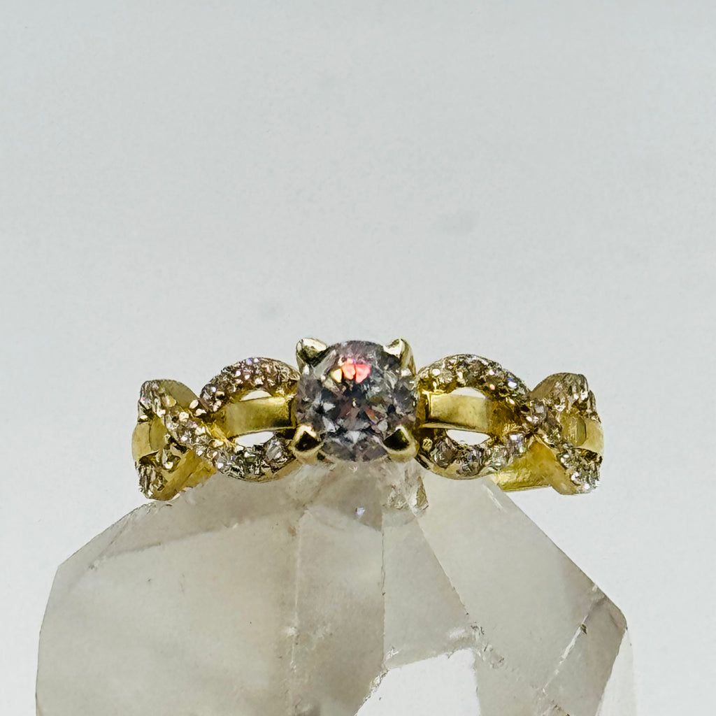 Anillo de oro de 10K con cristales de Swarovski y detalle de infinito - Talla 7