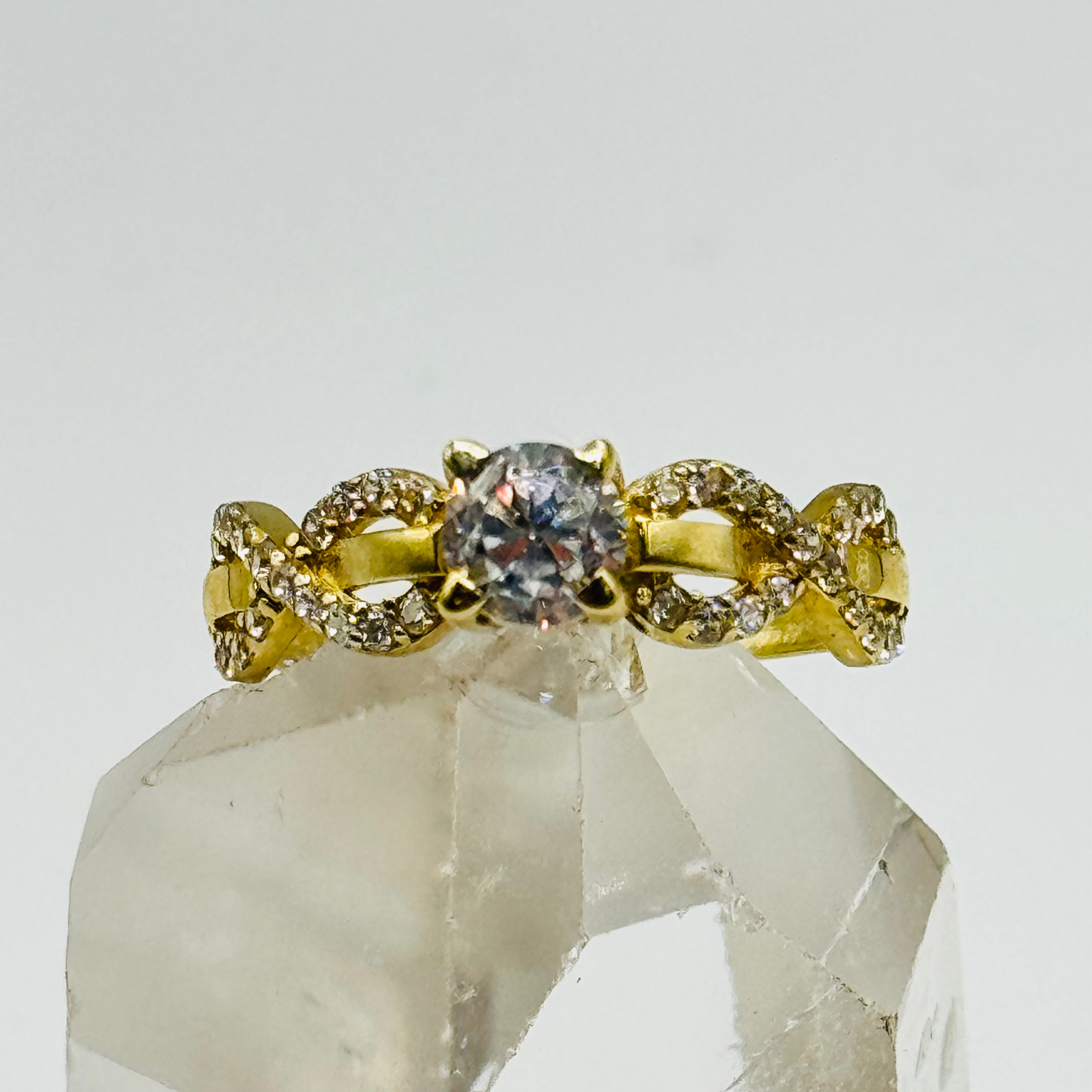 Anillo de oro de 10K con cristales de Swarovski y detalle de infinito - Talla 7