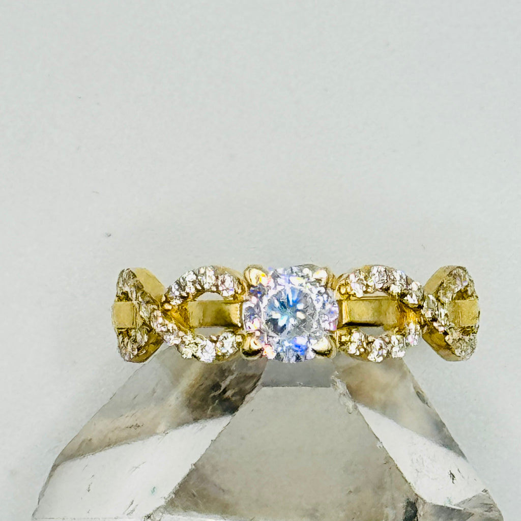 Anillo de oro de 10K con cristales de Swarovski y detalle de infinito - Talla 7