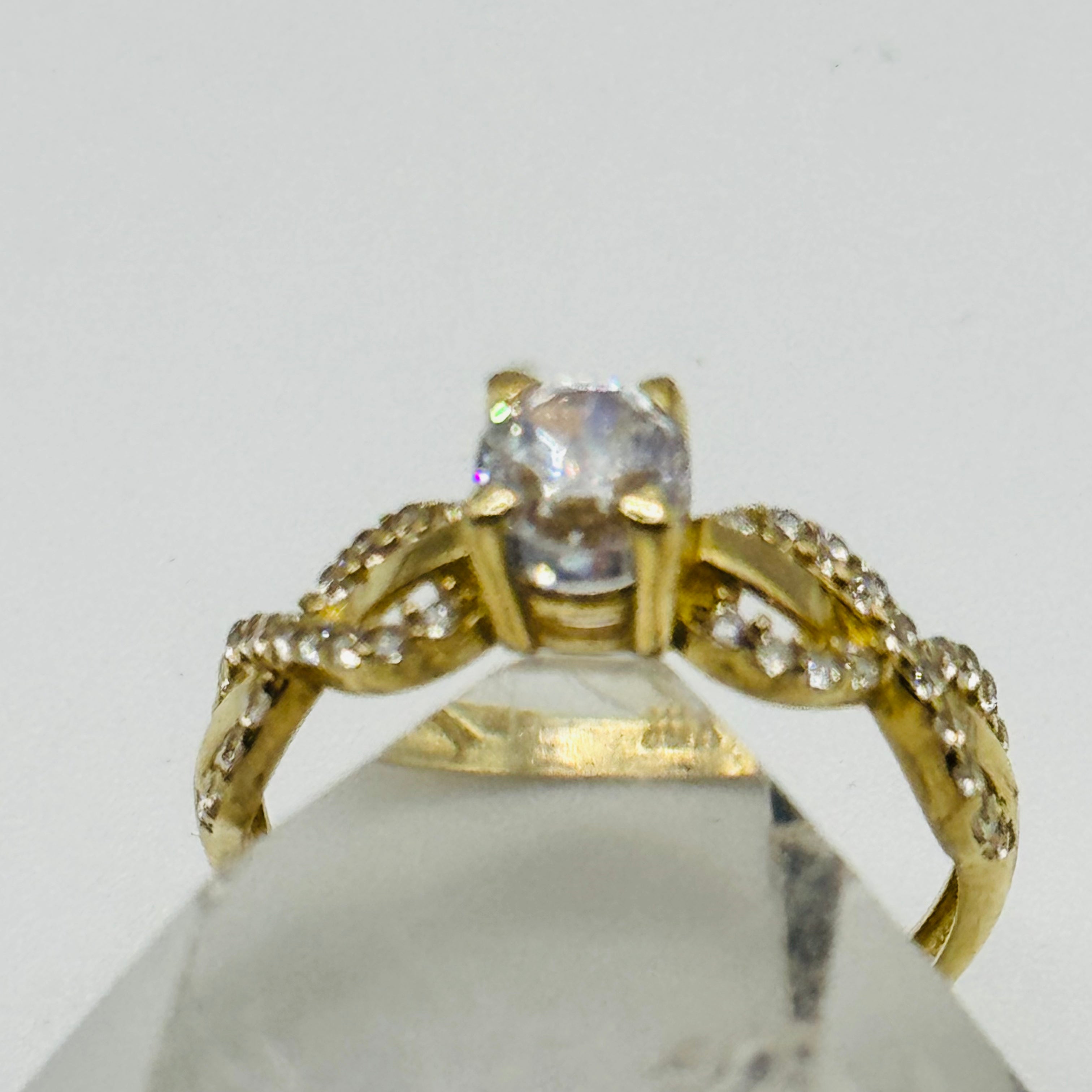 Anillo de oro de 10K con cristales de Swarovski y detalle de infinito - Talla 7