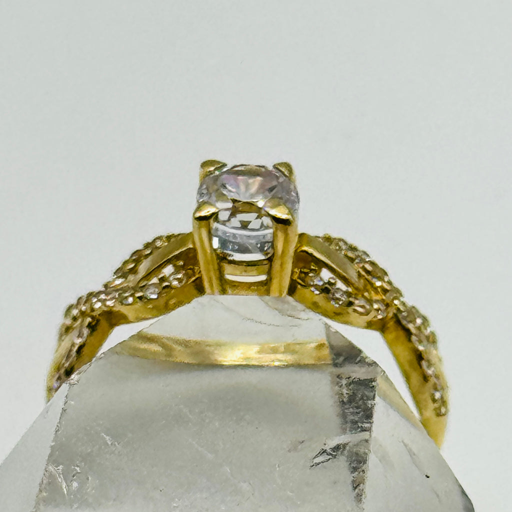 Anillo de oro de 10K con cristales de Swarovski y detalle de infinito - Talla 7