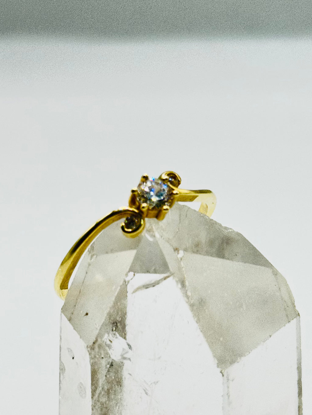 Delicado anillo de oro de 10K con cristal de Swarovski - Talla 7 1/2