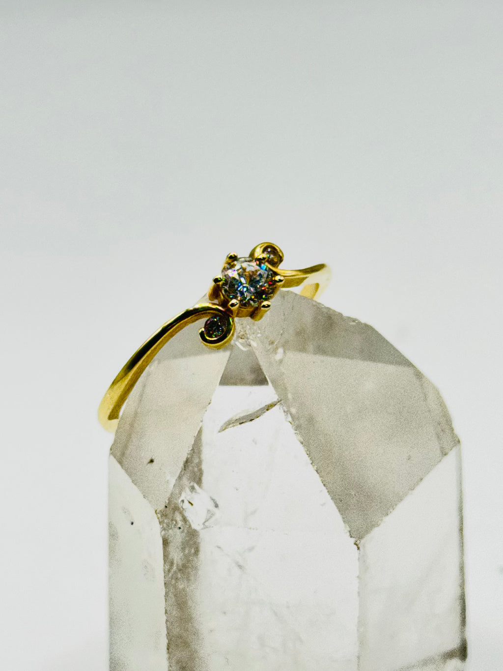 Delicado anillo de oro de 10K con cristal de Swarovski - Talla 7 1/2