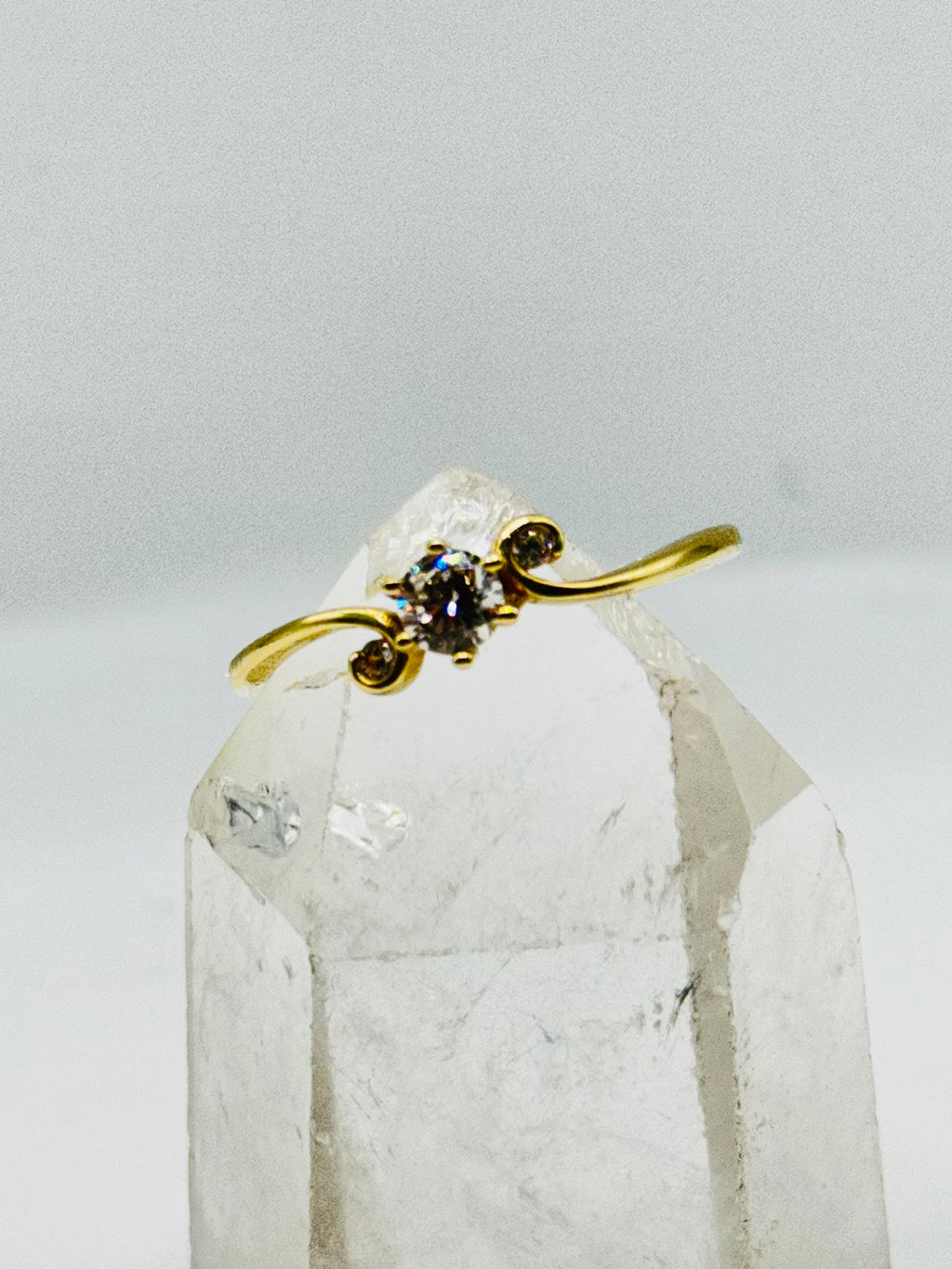 Delicado anillo de oro de 10K con cristal de Swarovski - Talla 7 1/2
