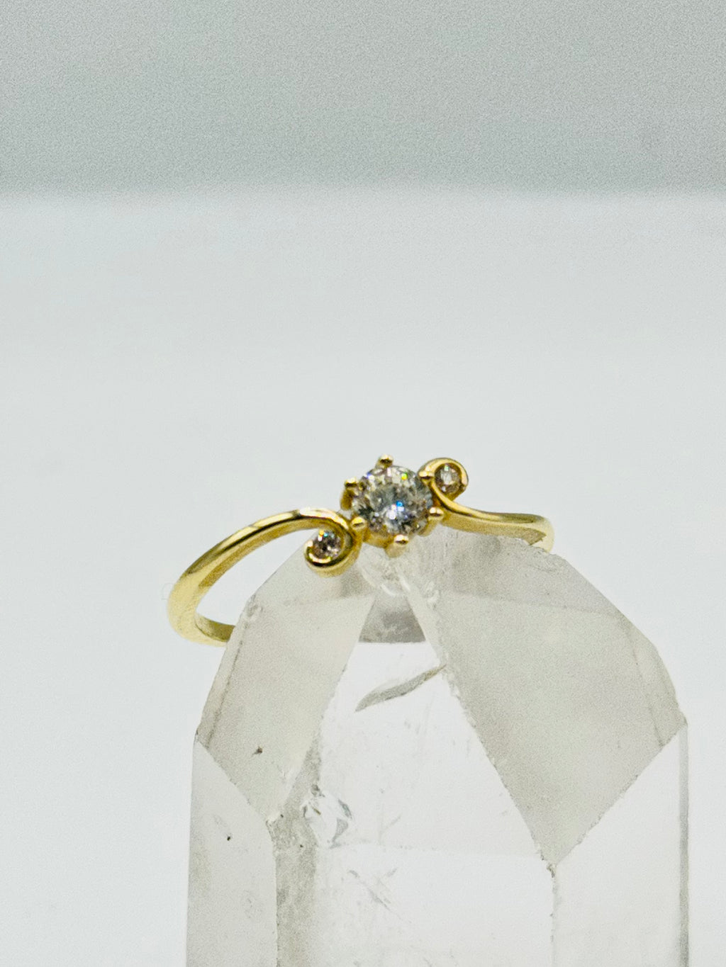 Delicado anillo de oro de 10K con cristal de Swarovski - Talla 7 1/2