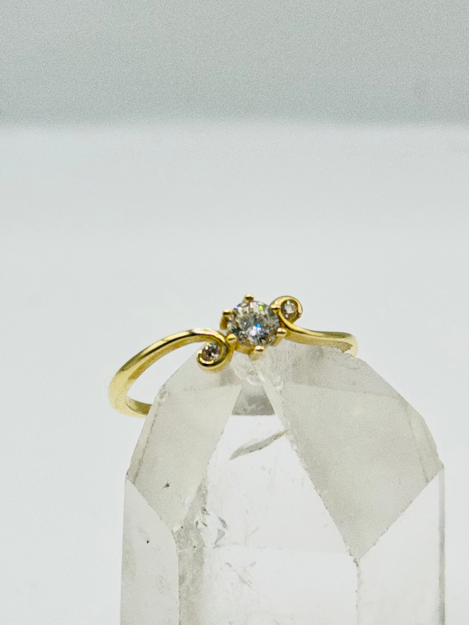 Delicado anillo de oro de 10K con cristal de Swarovski - Talla 7 1/2