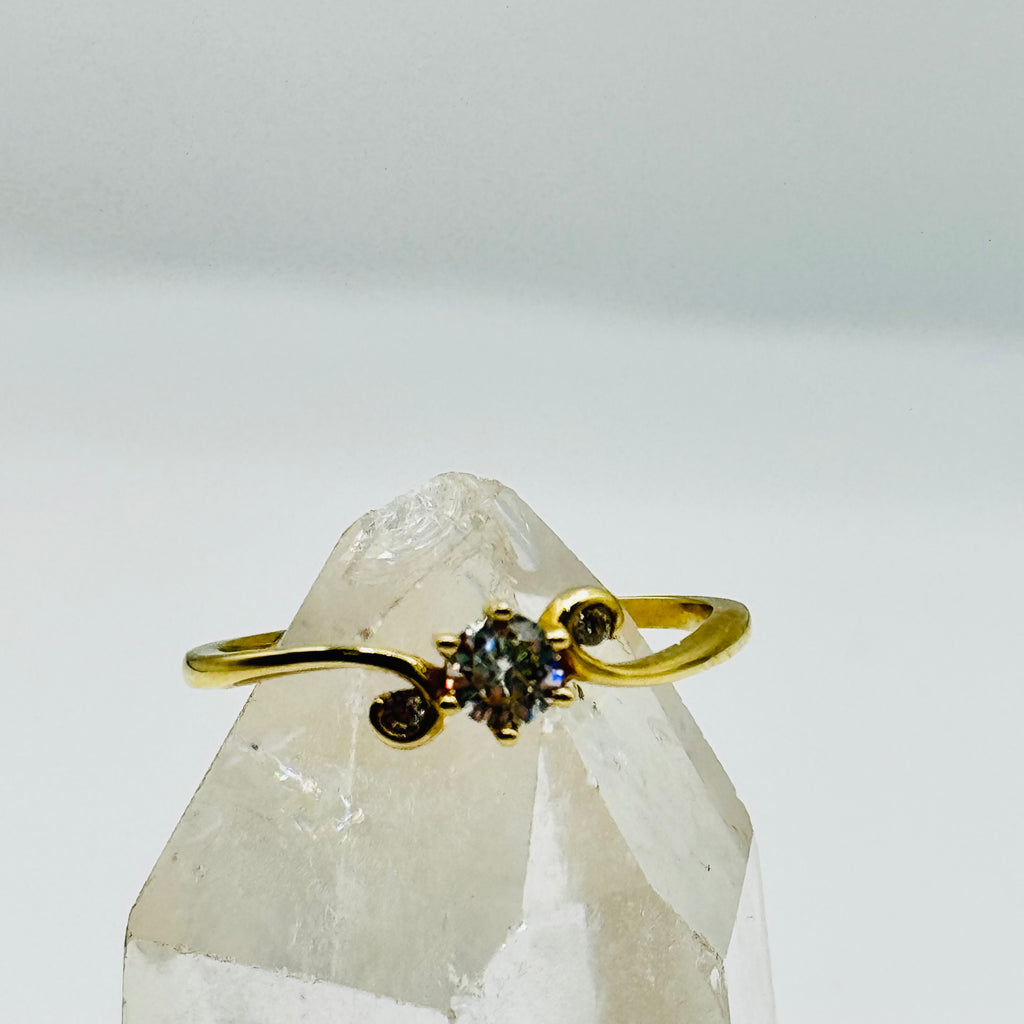 Delicado anillo de oro de 10K con cristal de Swarovski - Talla 7 1/2