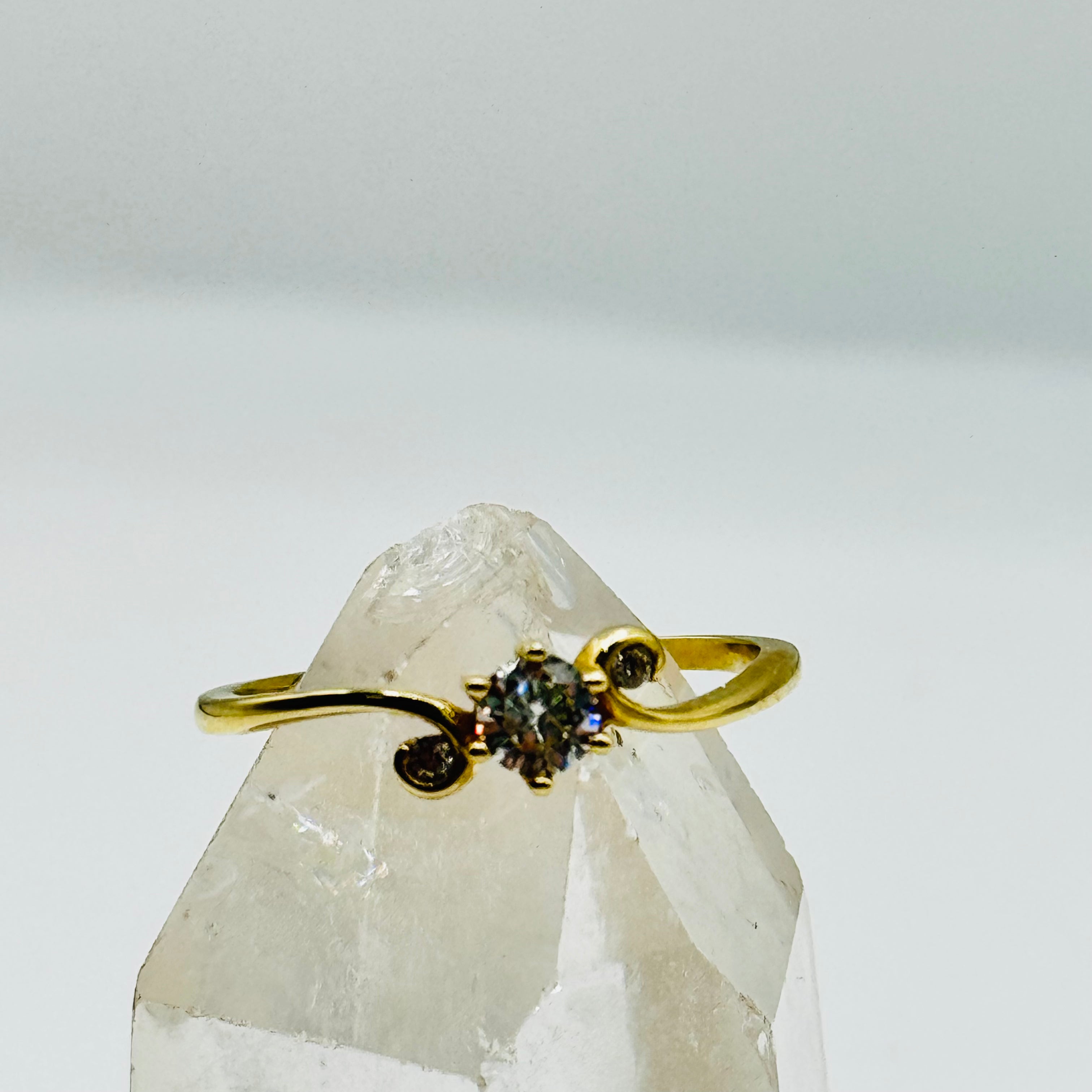 Delicado anillo de oro de 10K con cristal de Swarovski - Talla 7 1/2