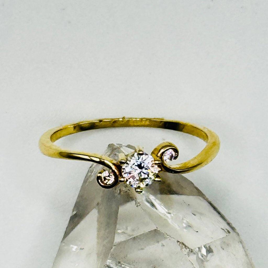 Delicado anillo de oro de 10K con cristal de Swarovski - Talla 7 1/2
