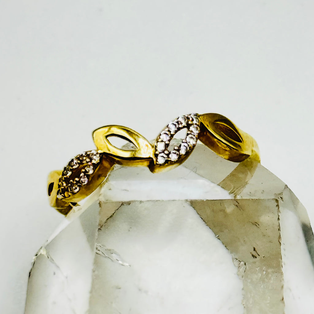 Delicado anillo de oro de 10K con detalles de cristal de Swarovski - Talla 6