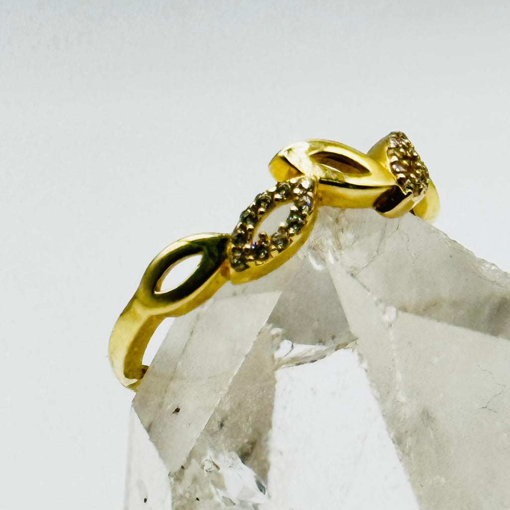 Delicado anillo de oro de 10K con detalles de cristal de Swarovski - Talla 6