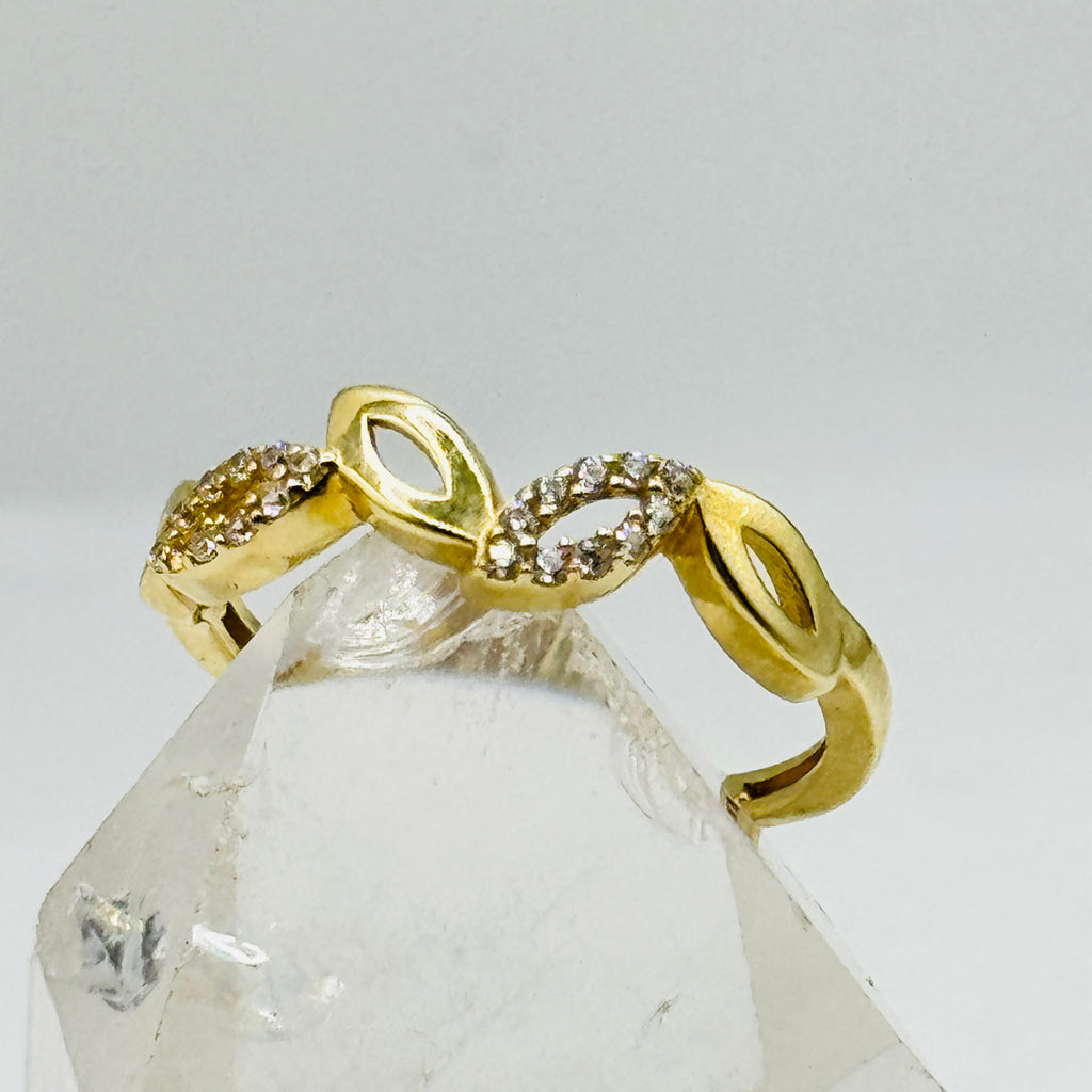 Delicado anillo de oro de 10K con detalles de cristal de Swarovski - Talla 6