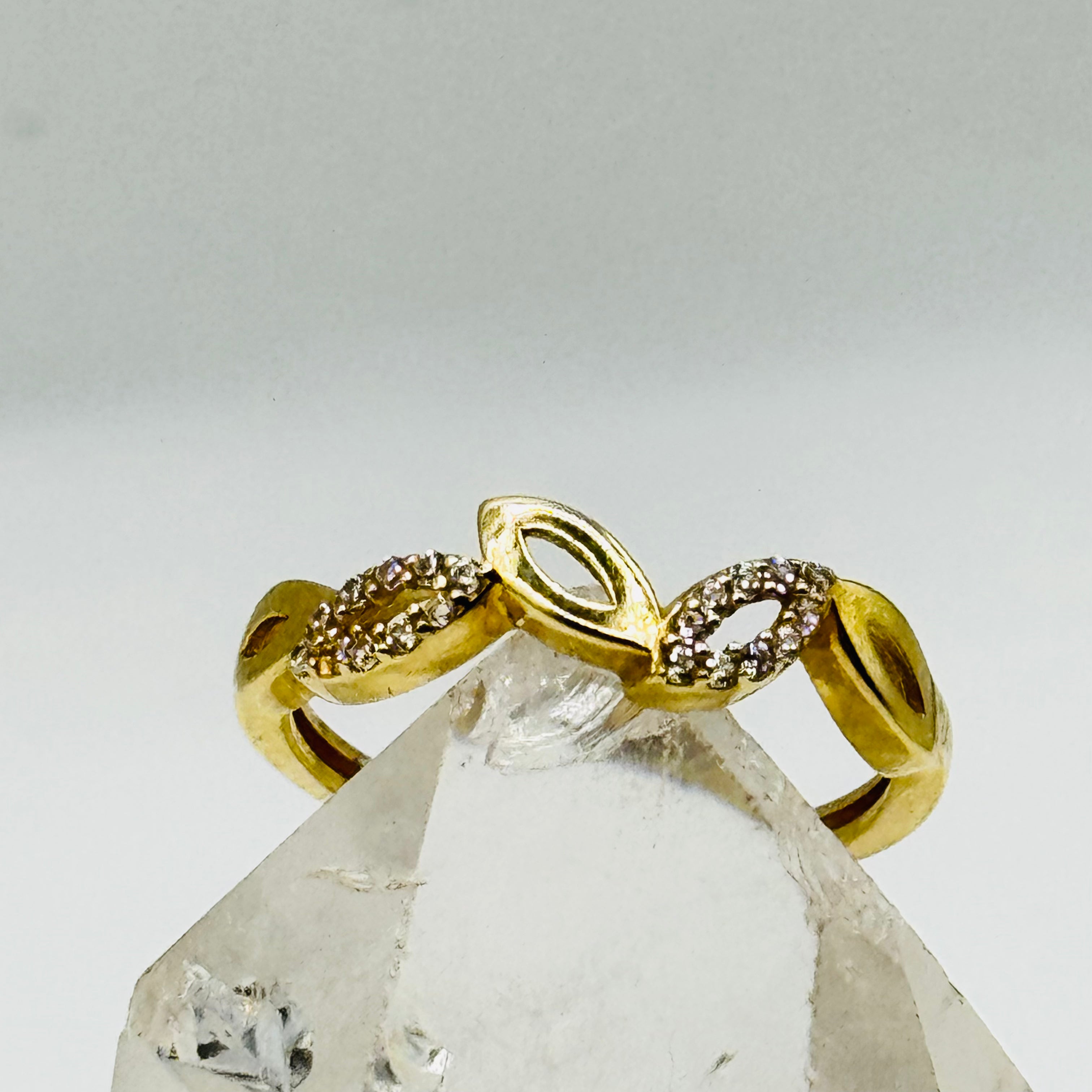 Delicado anillo de oro de 10K con detalles de cristal de Swarovski - Talla 6
