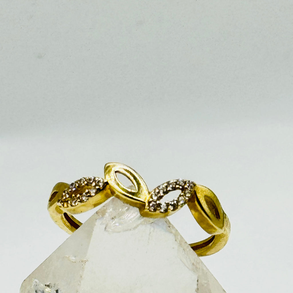 Delicado anillo de oro de 10K con detalles de cristal de Swarovski - Talla 6