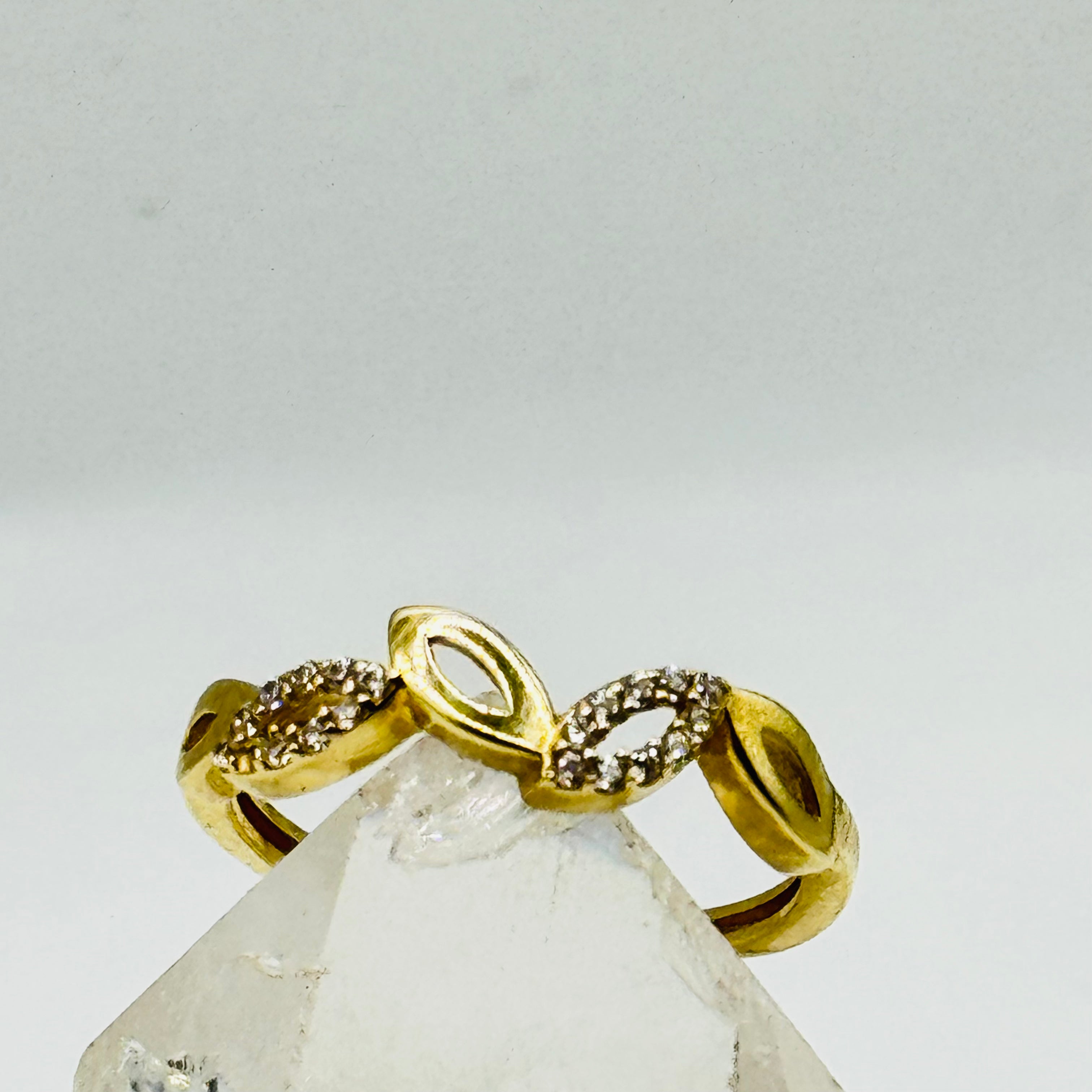 Delicado anillo de oro de 10K con detalles de cristal de Swarovski - Talla 6
