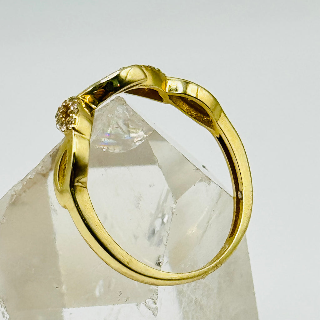 Delicado anillo de oro de 10K con detalles de cristal de Swarovski - Talla 6
