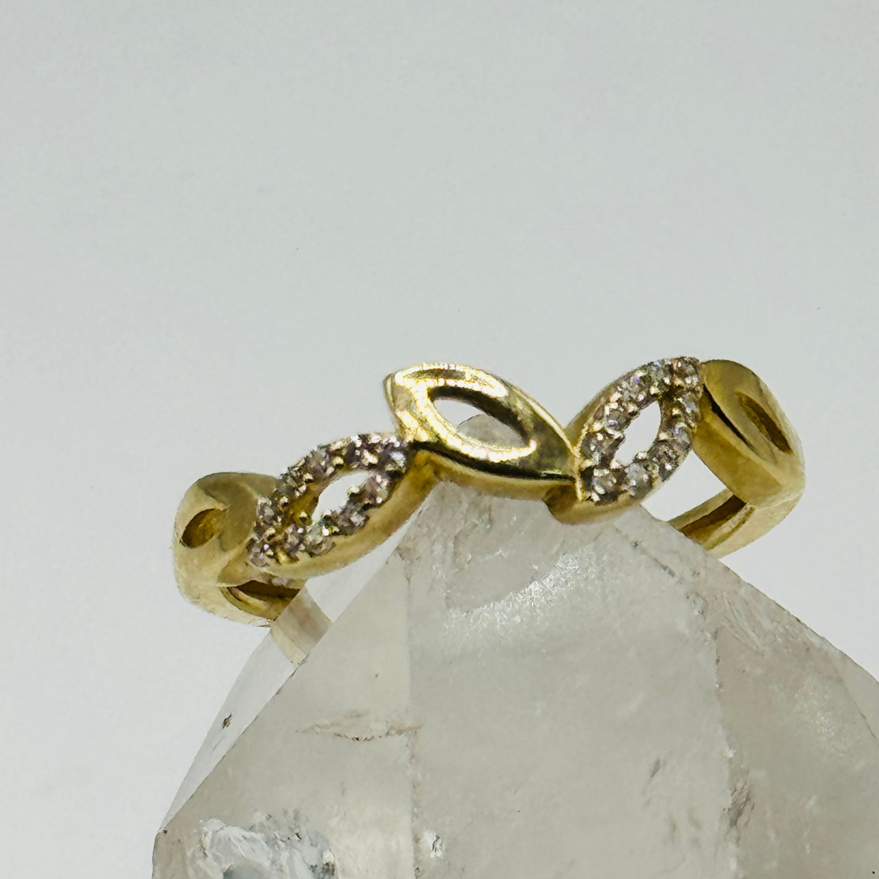 Delicado anillo de oro de 10K con detalles de cristal de Swarovski - Talla 6
