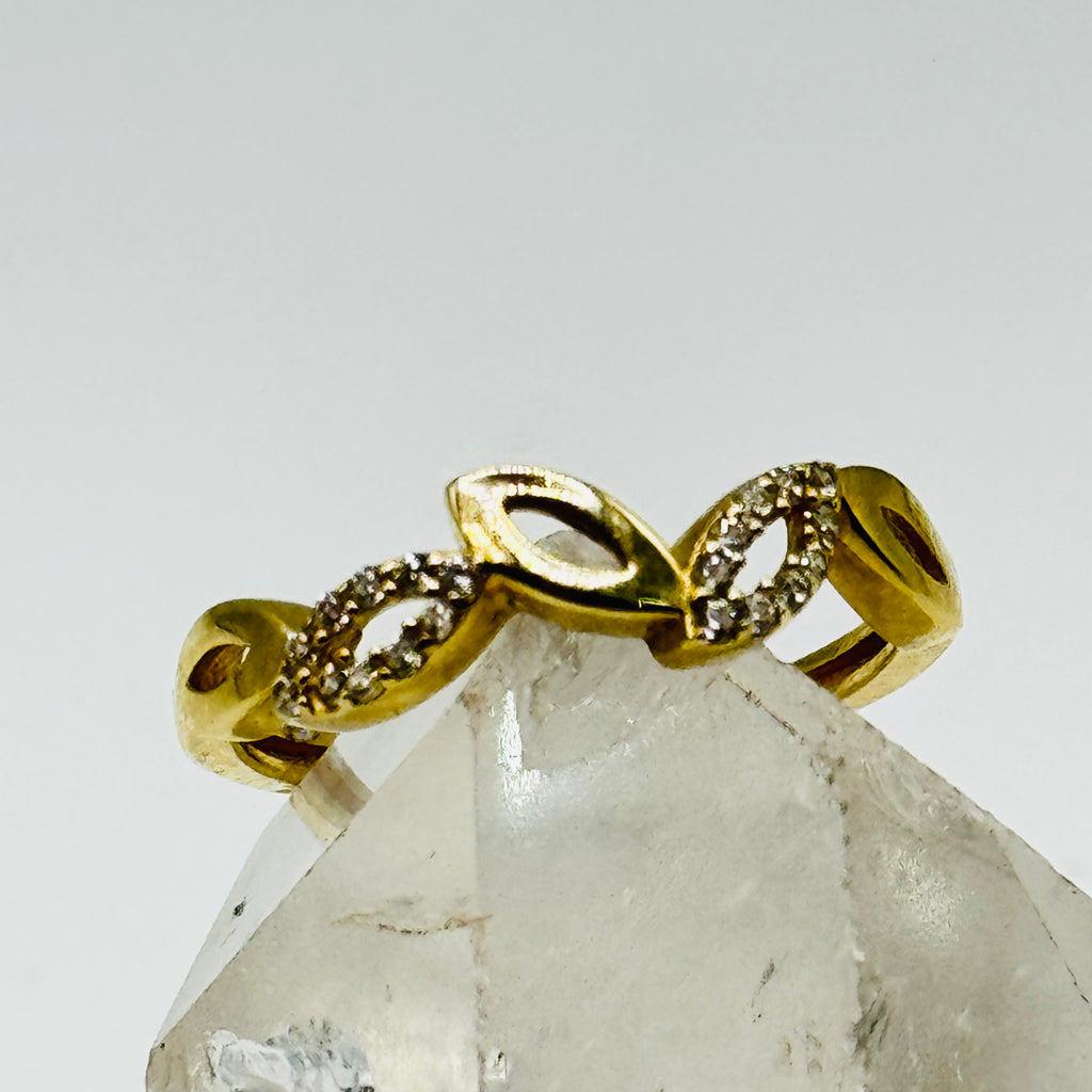 Delicado anillo de oro de 10K con detalles de cristal de Swarovski - Talla 6