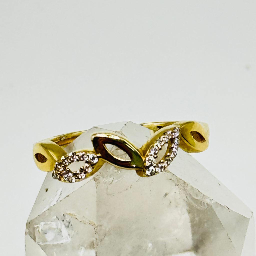 Delicado anillo de oro de 10K con detalles de cristal de Swarovski - Talla 6