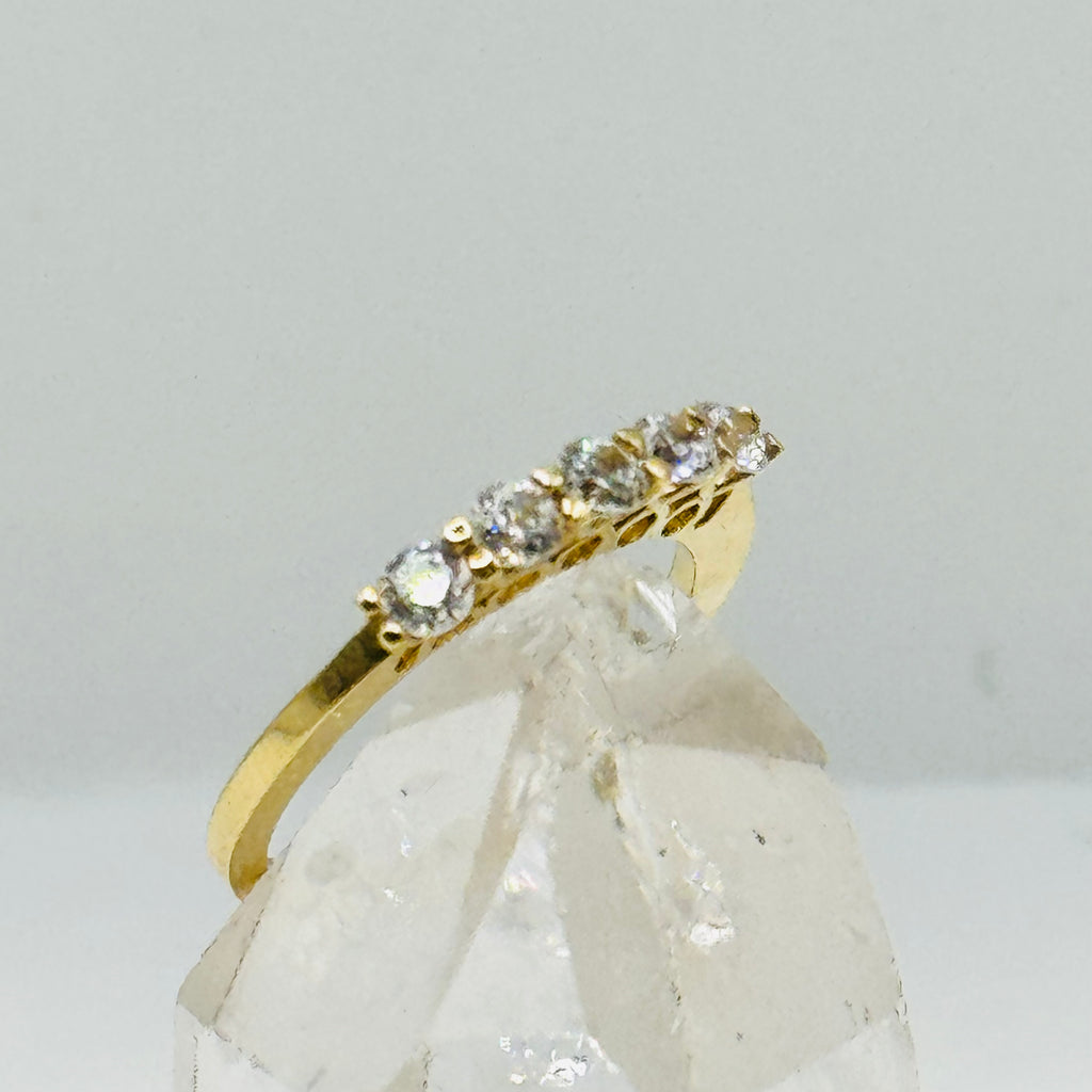 Anillo clásico de oro de 10K con hermosos cristales Swarovski - Talla 6 1/2